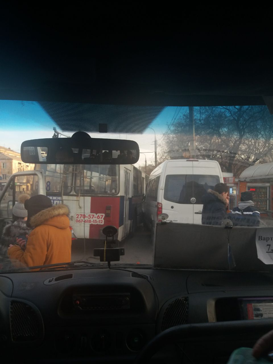 В Запорожье на проспекте не разминулись троллейбус и легковушка (ФОТО)