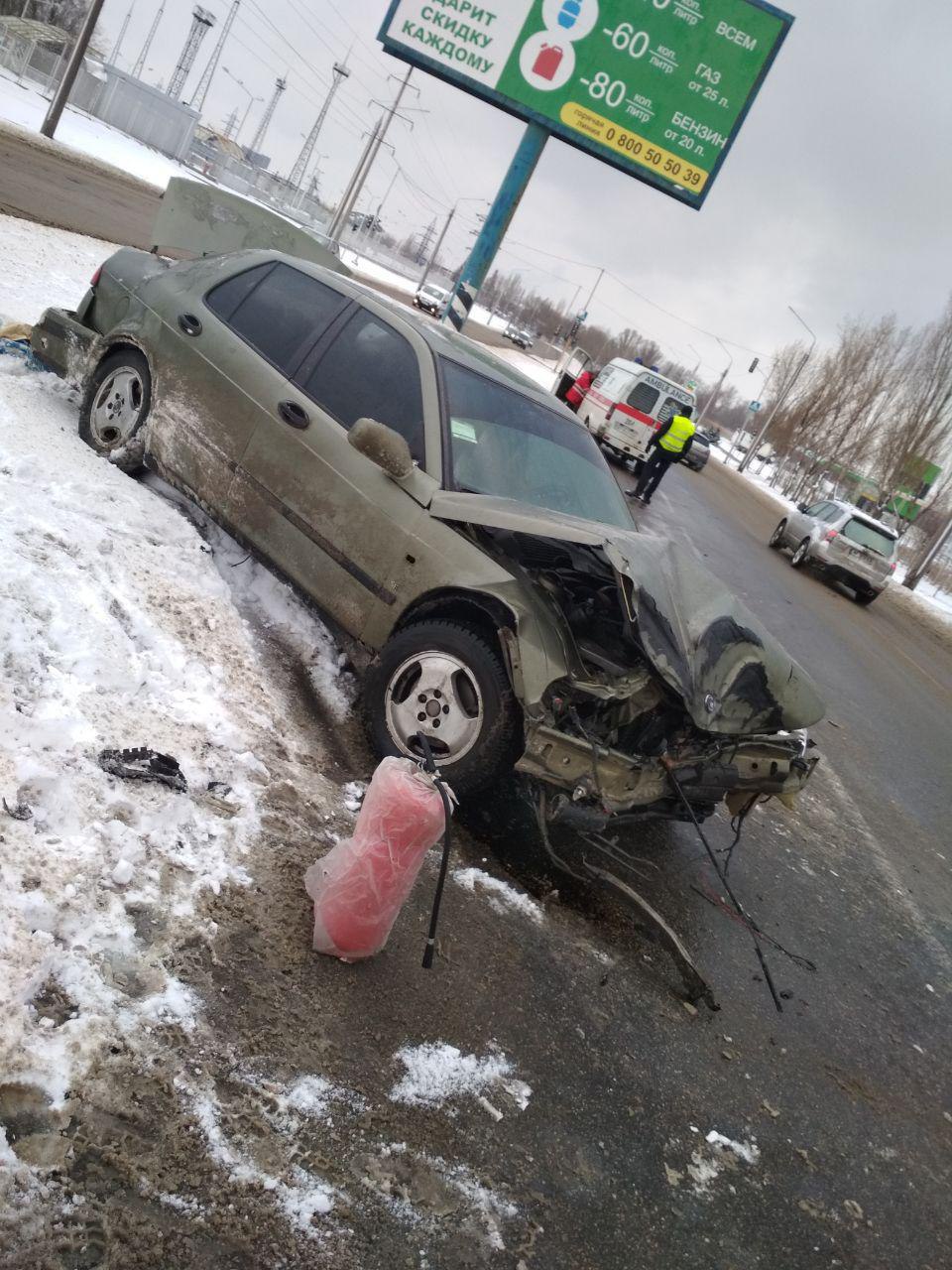 В Запорожье водитель иномарки не справился с управлением и влетел в столб (ФОТО)