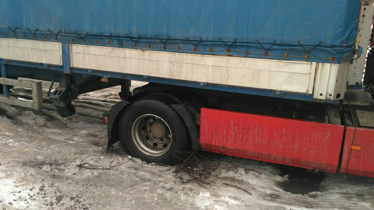 За сутки запорожские спасатели вытащили грузовик, автобус и легковушку (ФОТО)