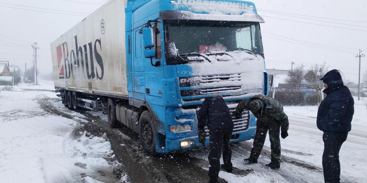 В Запорожской области фура слетела со скользкой дороги: подробности и ФОТО