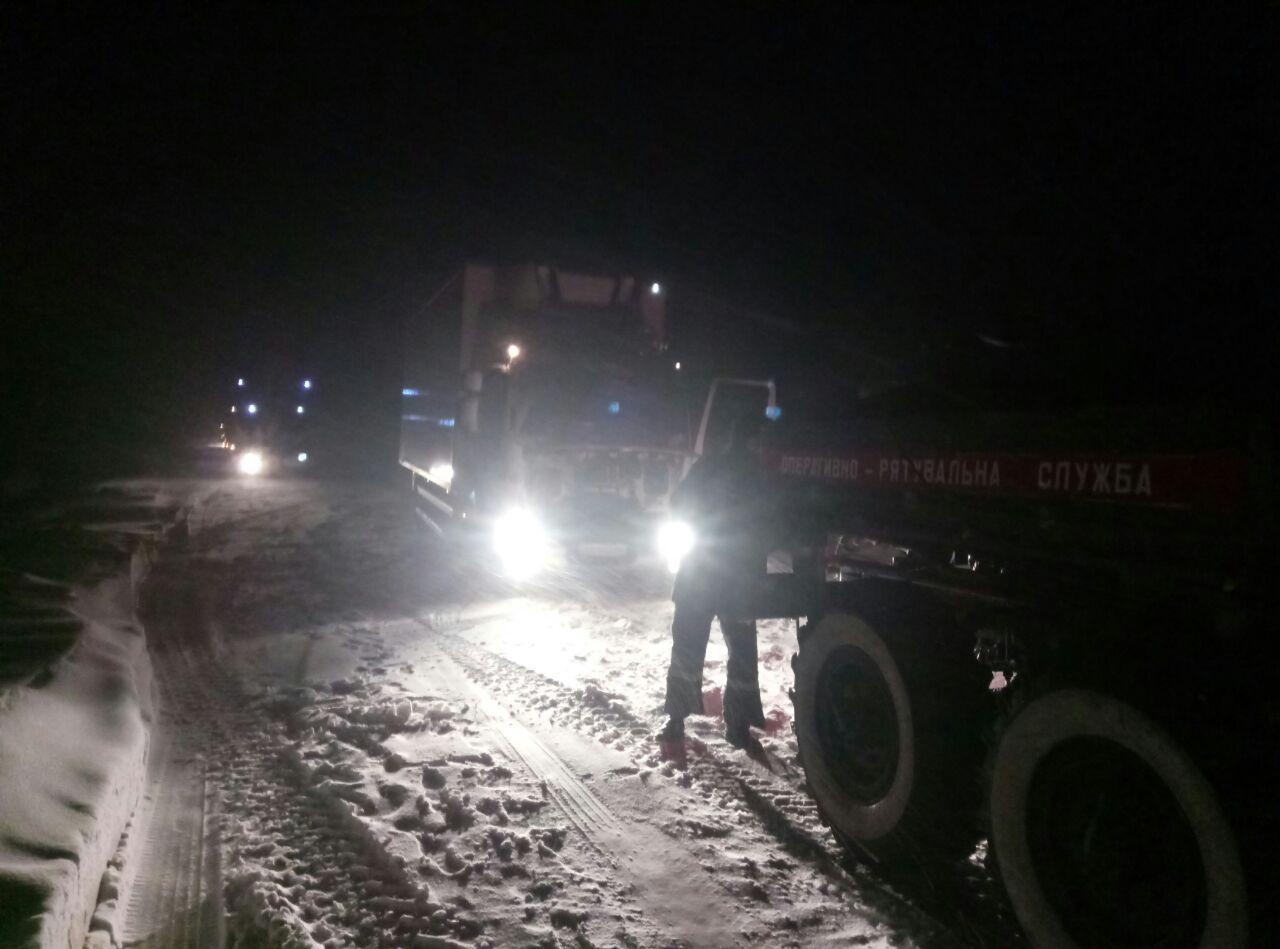 В Запорожской области ночью в снежном плену оказались более 30 человек (ФОТО)