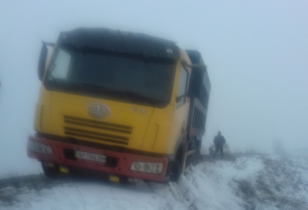 В Запорожской области грузовик и легковушка съехали в кювет из-за плохих погодных условий (ФОТО)