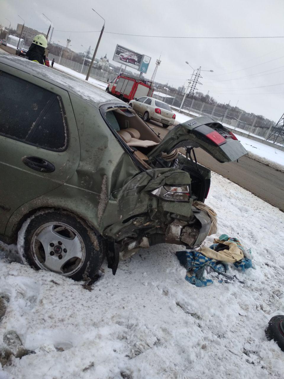 В Запорожье водитель иномарки не справился с управлением и влетел в столб (ФОТО)