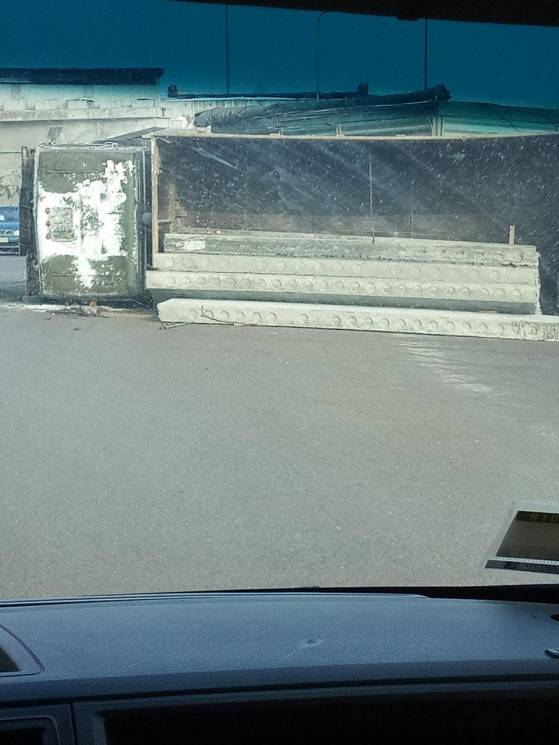 В Запорожье перевернулся грузовик с бетонными плитами: движение заблокировано (ФОТО)