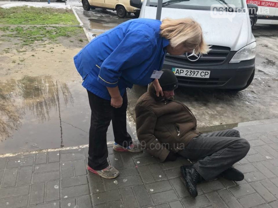 В Запорожской области на улице обнаружили мужчину без сознания (ФОТО)