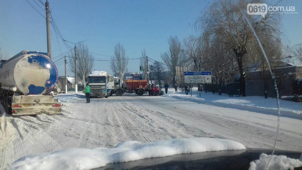 В Запорожской области столкнулись два грузовика и легковушка - есть пострадавшие (ФОТО)