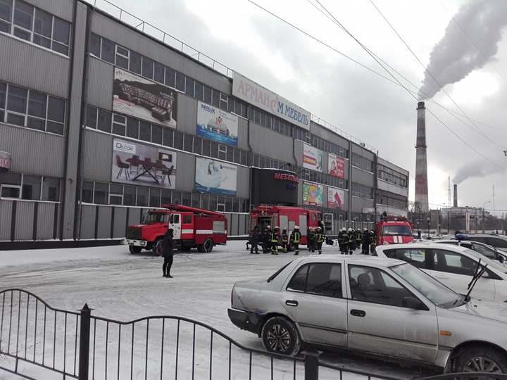 В Запорожье на вызов о пожаре в мебельном салоне выехали 6 спецмашин (ФОТО)