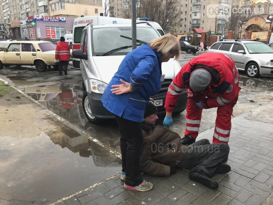 В Запорожской области на улице обнаружили мужчину без сознания (ФОТО)