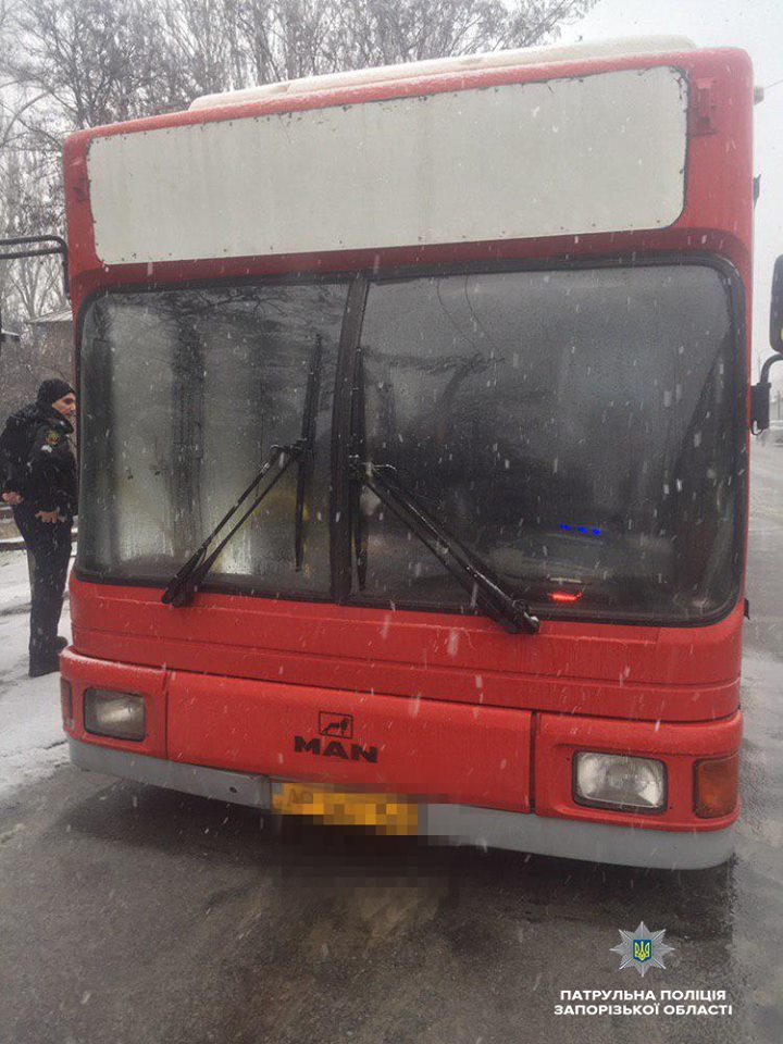 В Запорожье мужчина с ножом напал на водителя автобуса: опубликованы ФОТО