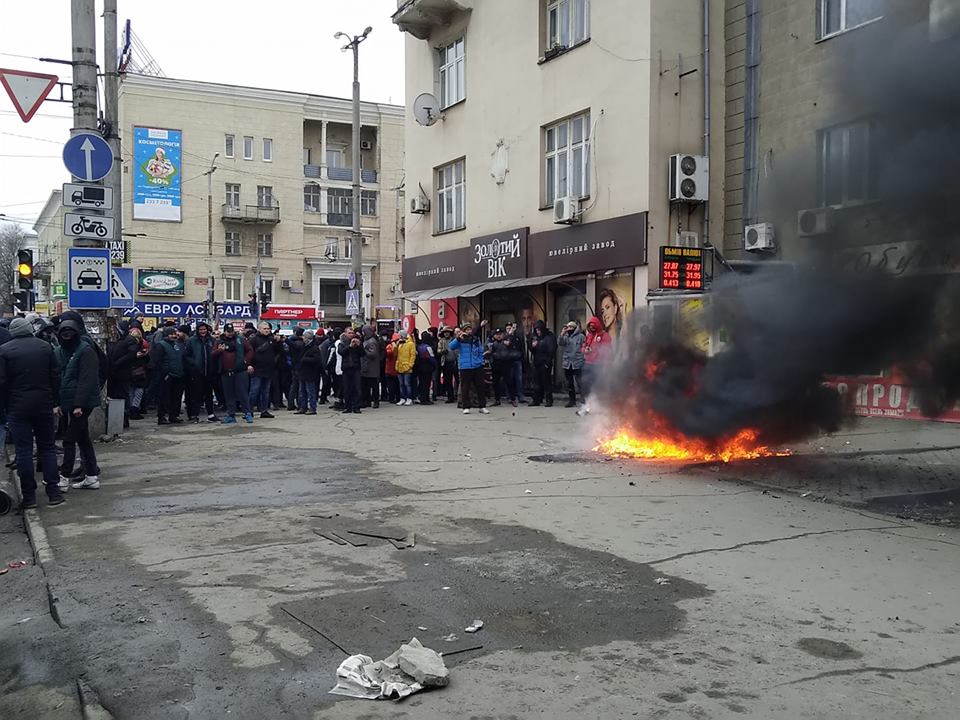 В Запорожье активисты разгромили аптеку и сожгли часть препаратов: новые подробности и ФОТО