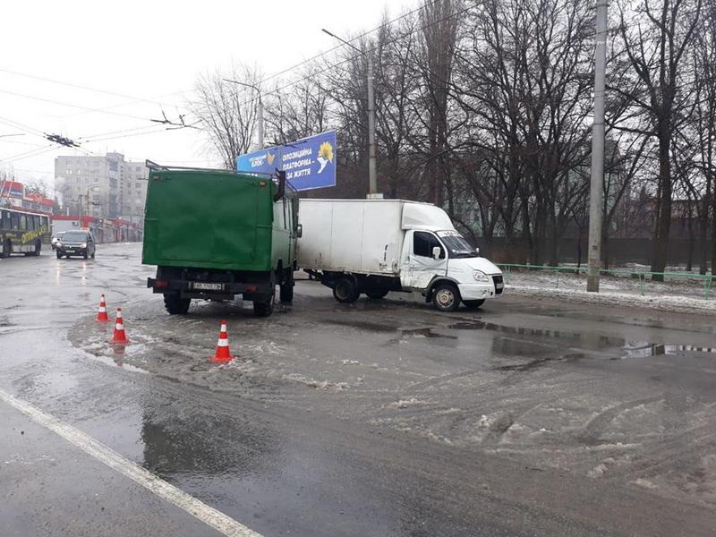 В Запорожье на перекрестке столкнулись два грузовика: подробности и ФОТО