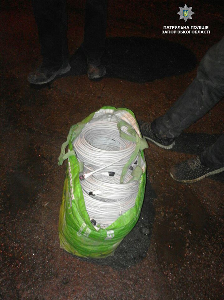В Запорожье на улице ночью остановили вора, который переносил в сумке добычу (ФОТО)