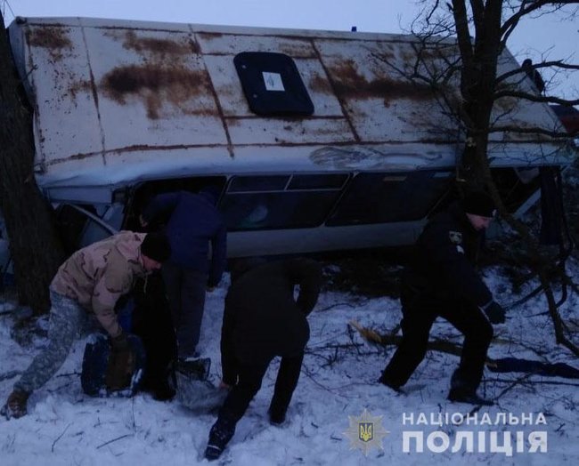 Автобус, следовавший из Запорожской области на Херсонщину, перевернулся (ФОТО)