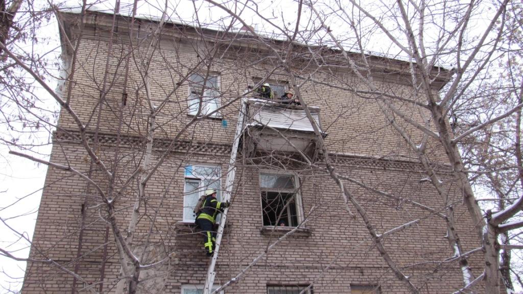 В Запорожье загорелась квартира, в которой находились маленькие дети (ВИДЕО, ФОТО)