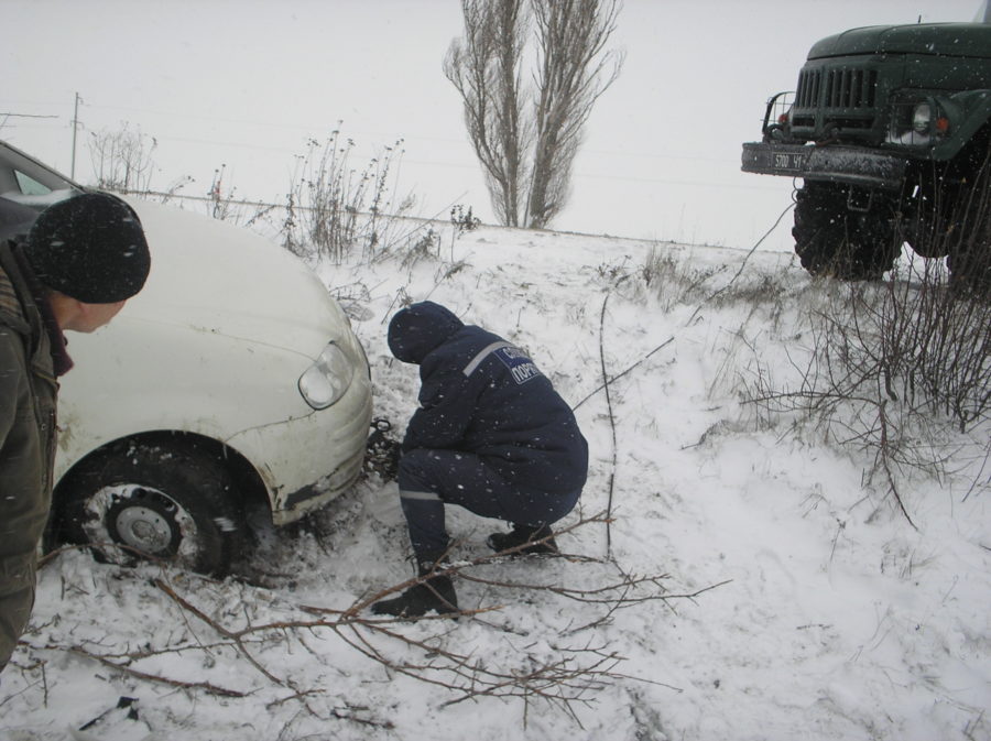 В Запорожской области в снежном плену оказались сразу несколько автомобилей (ФОТО)