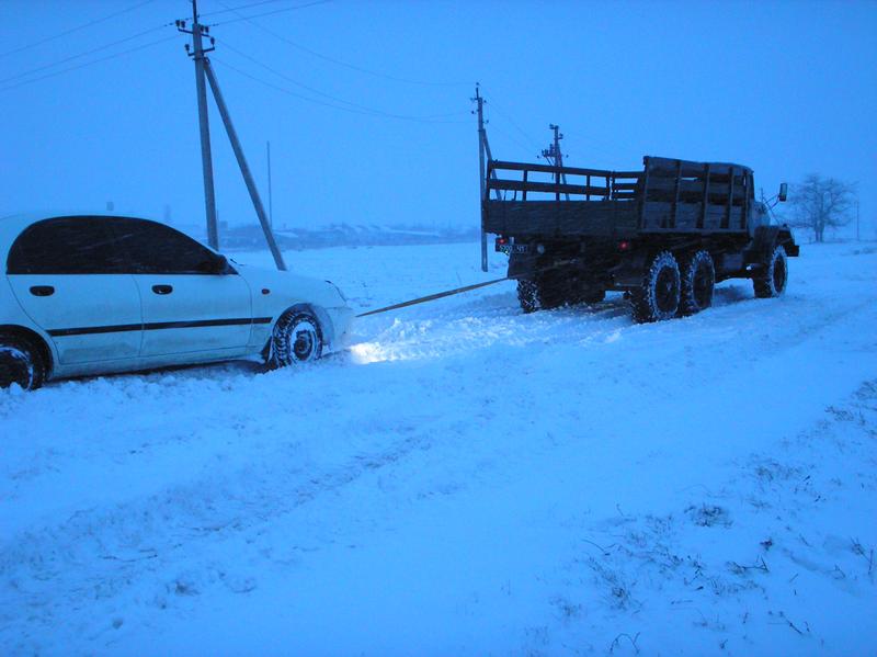 В Запорожской области ночью в снежном плену оказались более 20 человек (ФОТО)