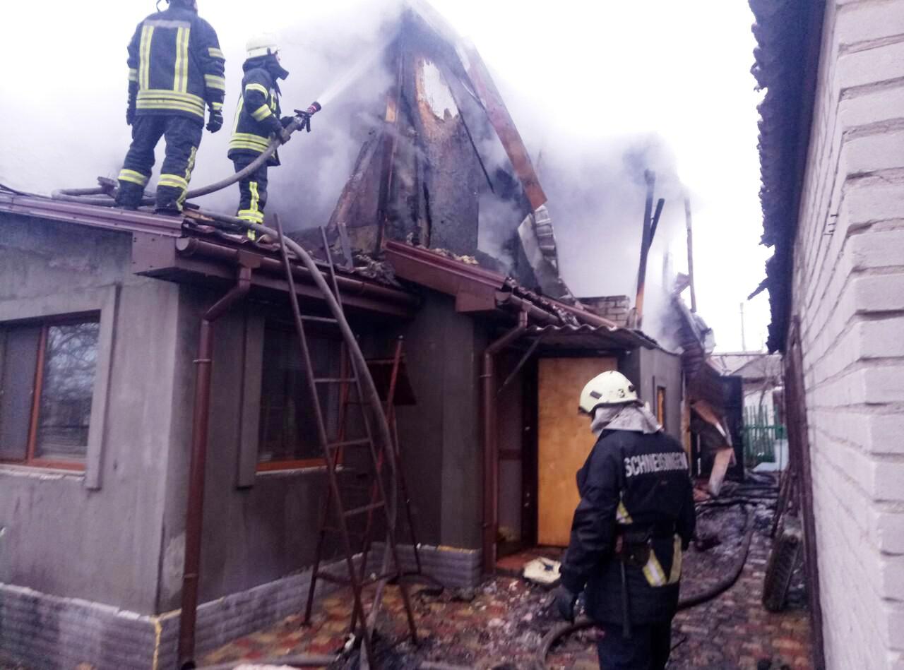 В Запорожье полностью сгорел второй этаж жилого дома: в помещении находилась мама с сыном (ФОТО)