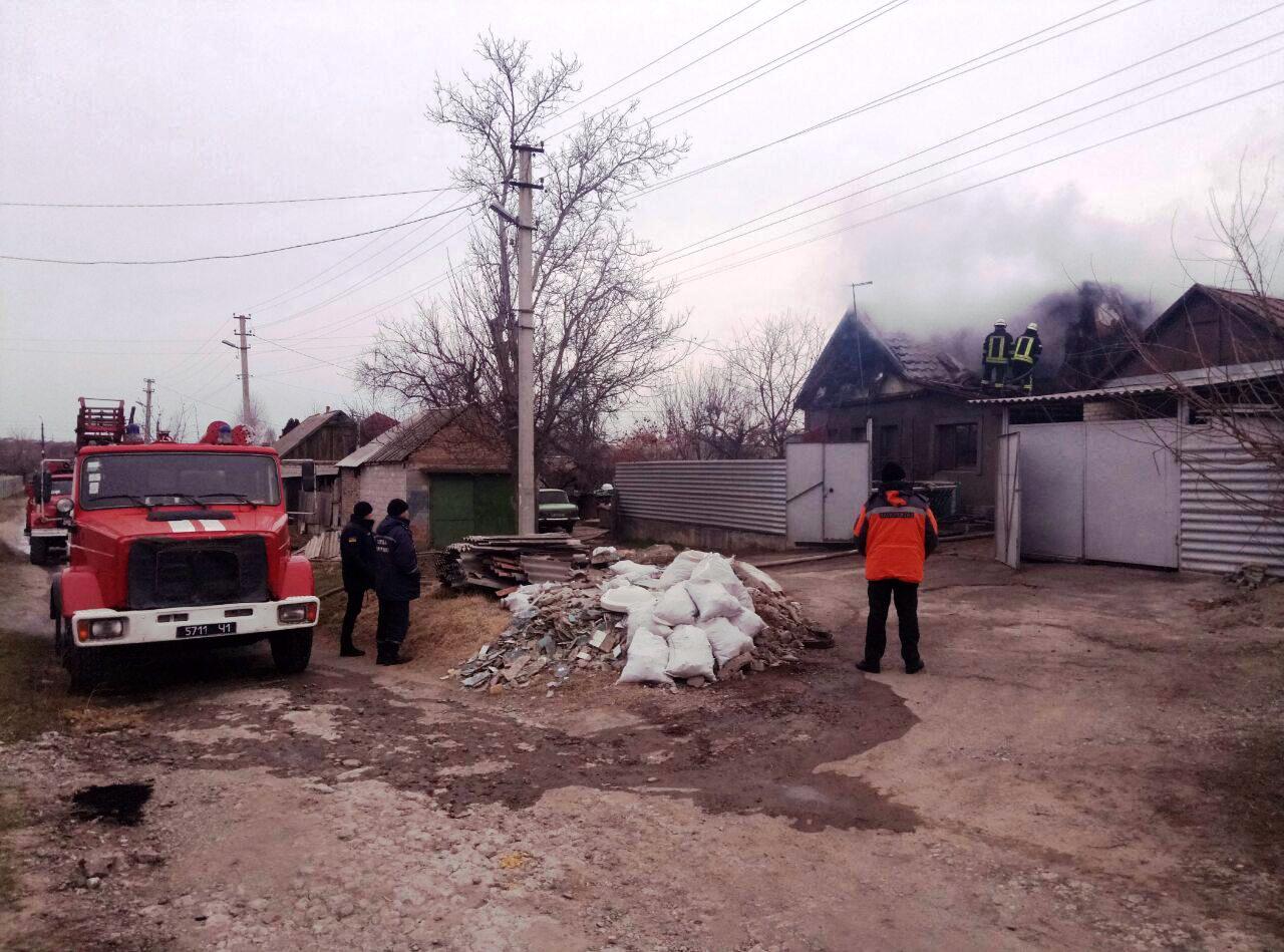 В Запорожье полностью сгорел второй этаж жилого дома: в помещении находилась мама с сыном (ФОТО)