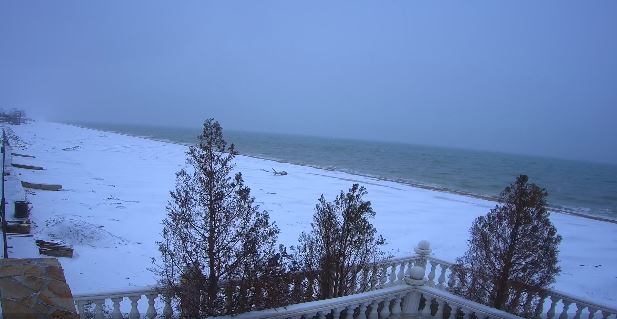 В Запорожской области побережье Азовского моря засыпало снегом (ФОТОФАКТ)