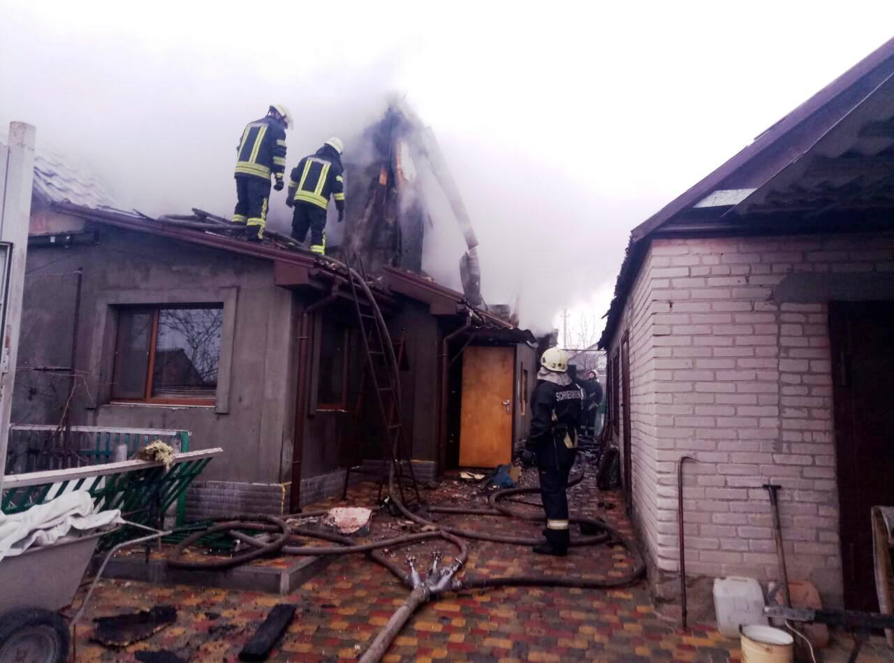 В Запорожье полностью сгорел второй этаж жилого дома: в помещении находилась мама с сыном (ФОТО)