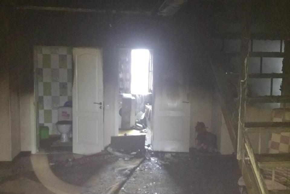 Под Запорожьем загорелся двухэтажный дом: внутри находилась семья с ребенком (ФОТО)