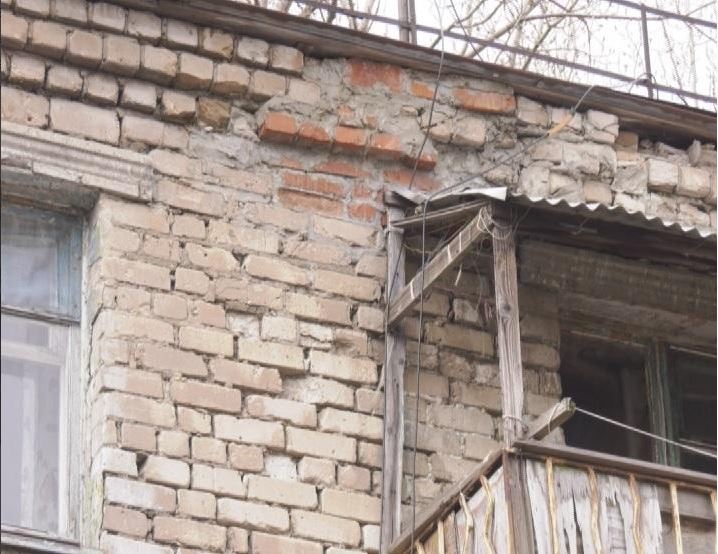 В Запорожской области из-за аварийной крыши начинает рушиться многоэтажка (ФОТОФАКТ)