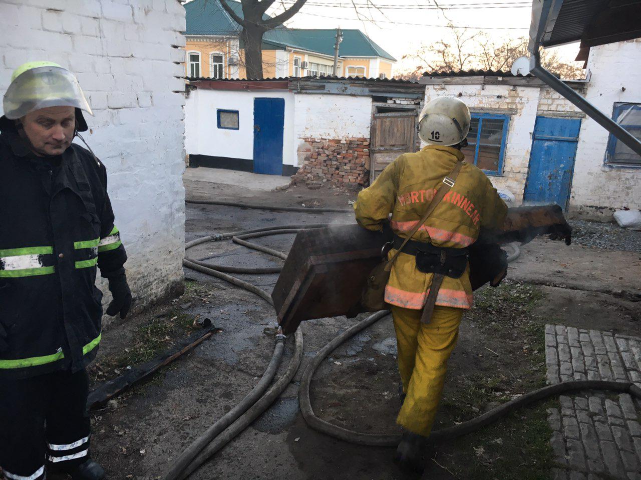 В Запорожской области в горящем доме находилась семья: их доставали спасатели (ФОТО, ВИДЕО)