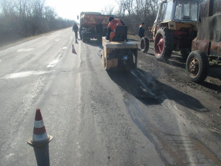 В Запорожской области дорожники снова начали латать ямы (ФОТО)