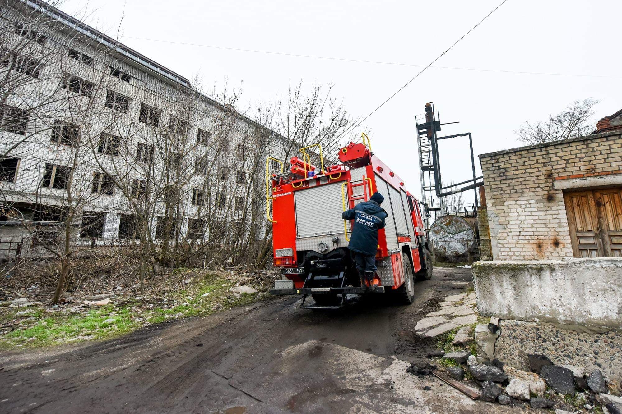 Повторный обвал коллектора в Бердянске: спасатели оказывают помощь местному населению (ФОТО)