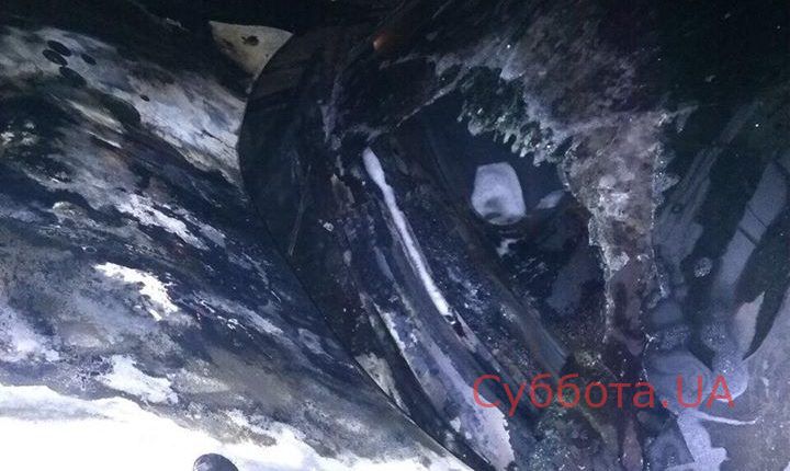 В спальном районе Запорожья сгорела иномарка (ФОТО)