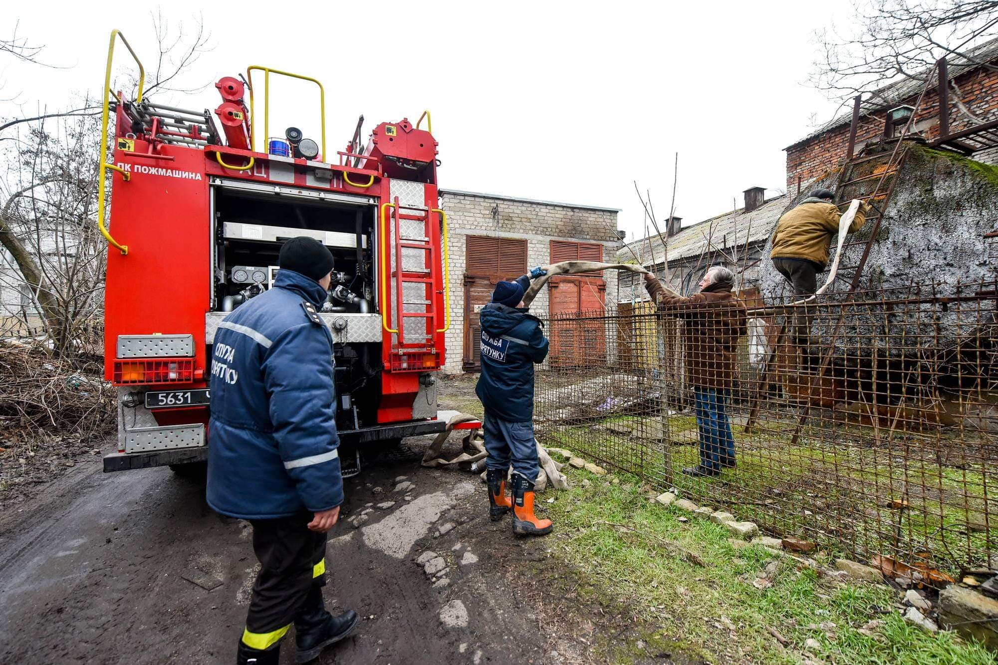 Повторный обвал коллектора в Бердянске: спасатели оказывают помощь местному населению (ФОТО)