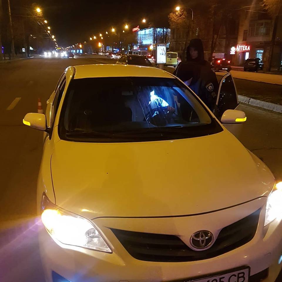 В Запорожье посреди проспекта в машине уснул пьяный водитель (ФОТО, ВИДЕО)
