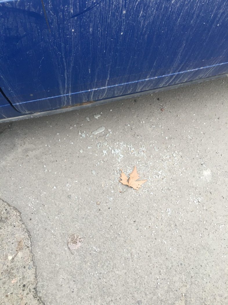 Возле запорожского ЗАГСа обнаружен автомобиль с выбитым окном (ФОТО)