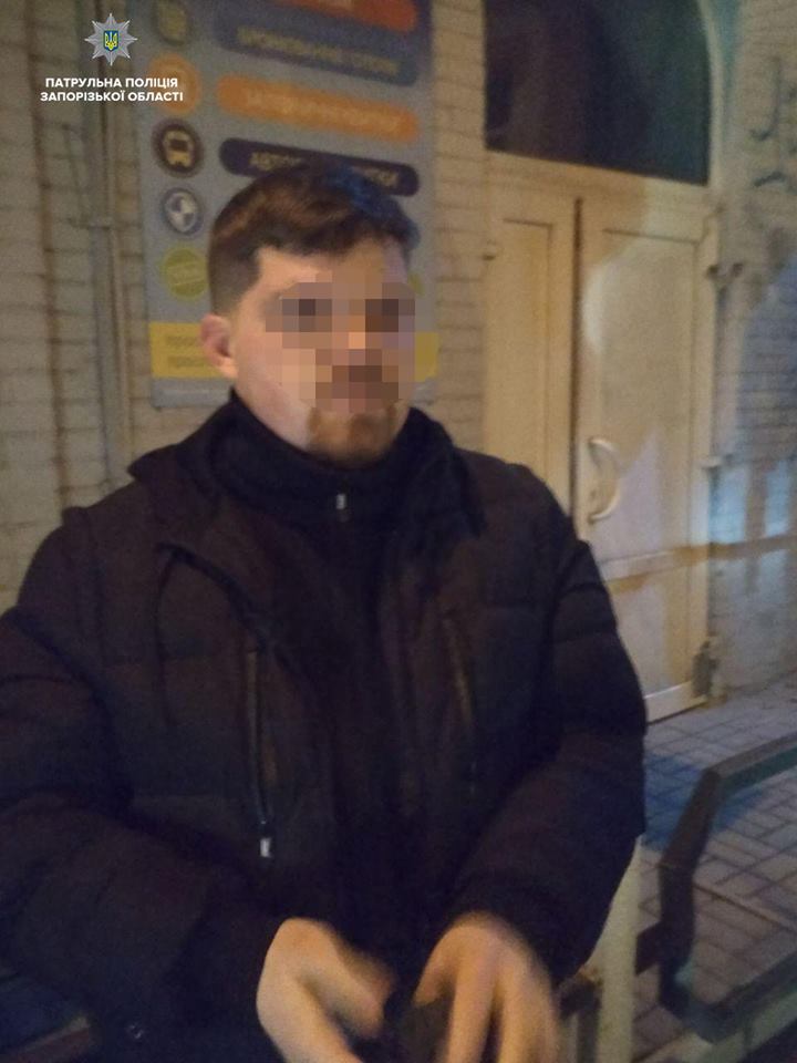 В Запорожье ночью люди в балаклавах пытались поджечь агитационные билборды (ФОТО)