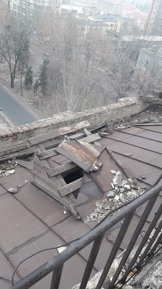 В центре Запорожья часть фасада жилого дома отвалилась прямо под ноги прохожим (ФОТО)