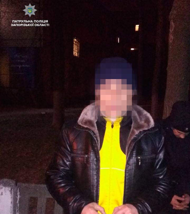 В Запорожье среди ночи напали на двух юношей и ограбили их (ФОТО)