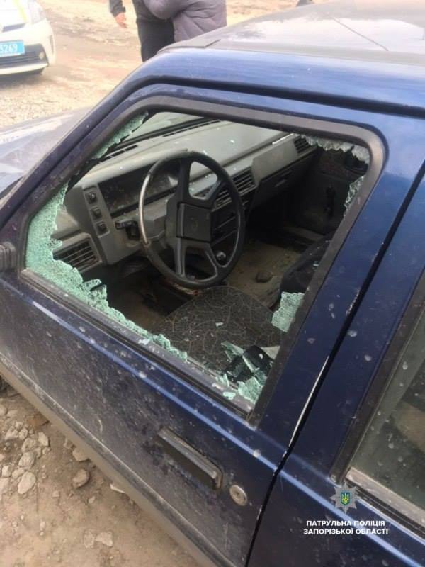 В Запорожье посреди белого дня ограбили машину (ФОТО)