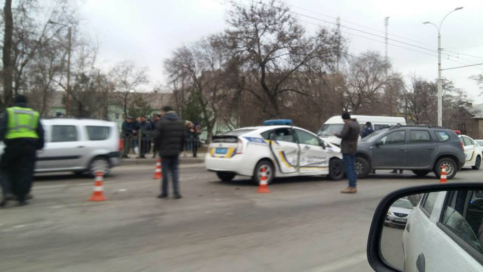 В Запорожье столкнулись полицейский Prius и две легковушки: появились подробности и ФОТО