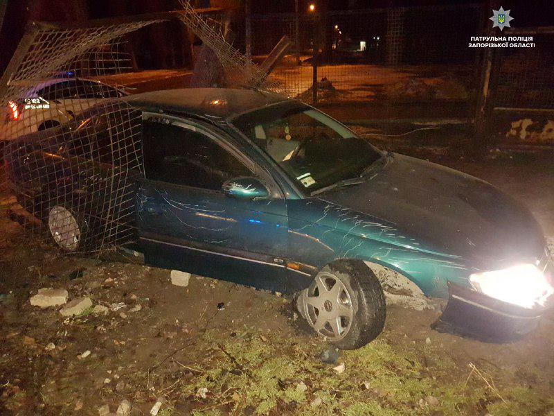 В Запорожье пьяный водитель при попытке скрыться от полиции попал в ДТП (ФОТО)