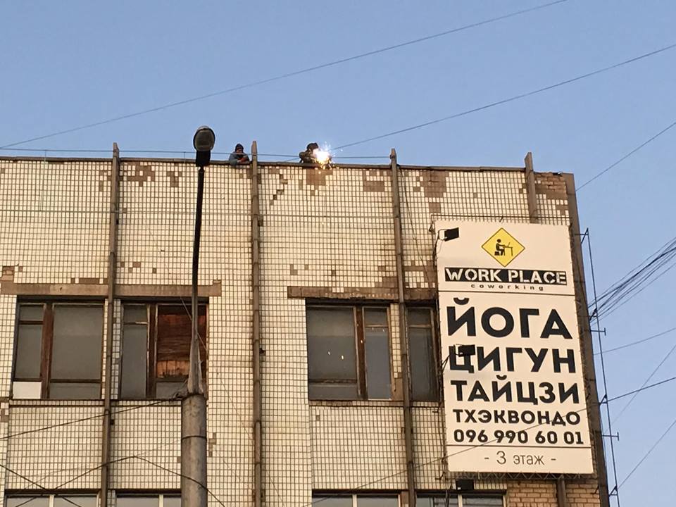 В центре Запорожья с крыши многоэтажки сыпались искры (ФОТО)