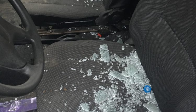 Возле запорожского ЗАГСа обнаружен автомобиль с выбитым окном (ФОТО)