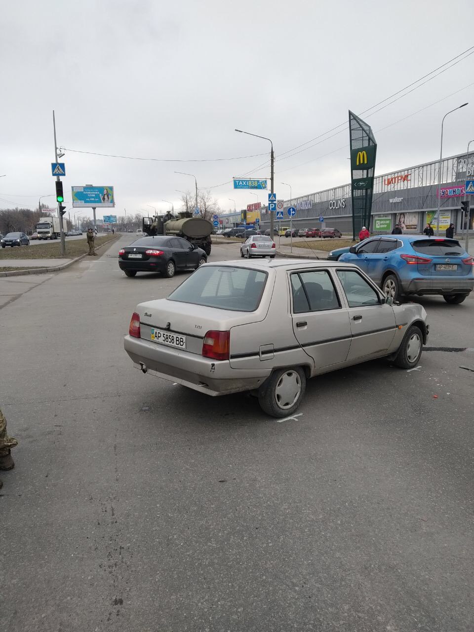 На запорожской набережной столкнулись грузовик и легковушка (ФОТО)