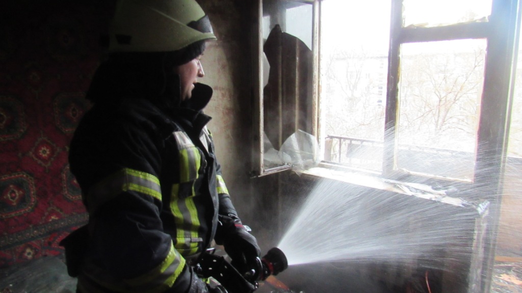 В запорожской многоэтажке загорелась квартира: внутри находилась женщина (ФОТО)