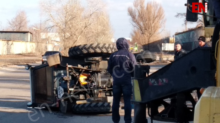 В Запорожской области ветер перевернул трактор (ФОТО, ВИДЕО)