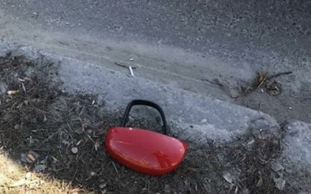 В Запорожье оборванный контактный провод рухнул на автомобили (ФОТО)