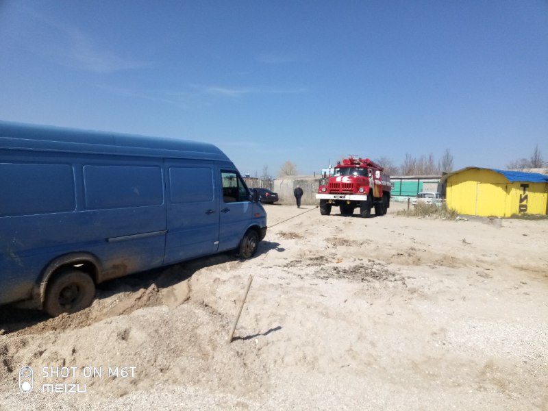 На запорожском курорте микроавтобус с пассажирами провалился в песок (ФОТО)