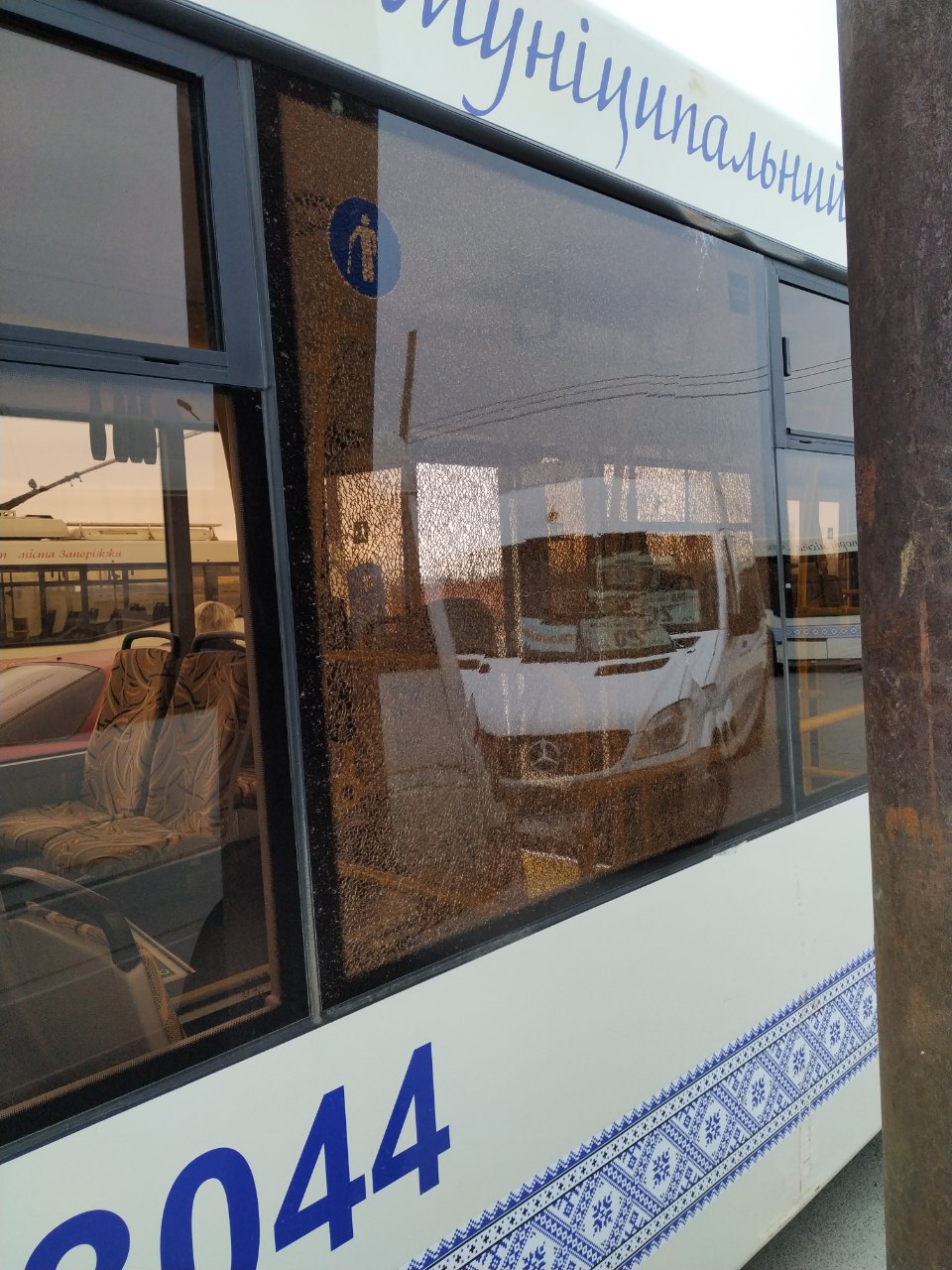 В Запорожье новый автобус, который только сегодня вышел на маршрут, попал в ДТП (ФОТО)