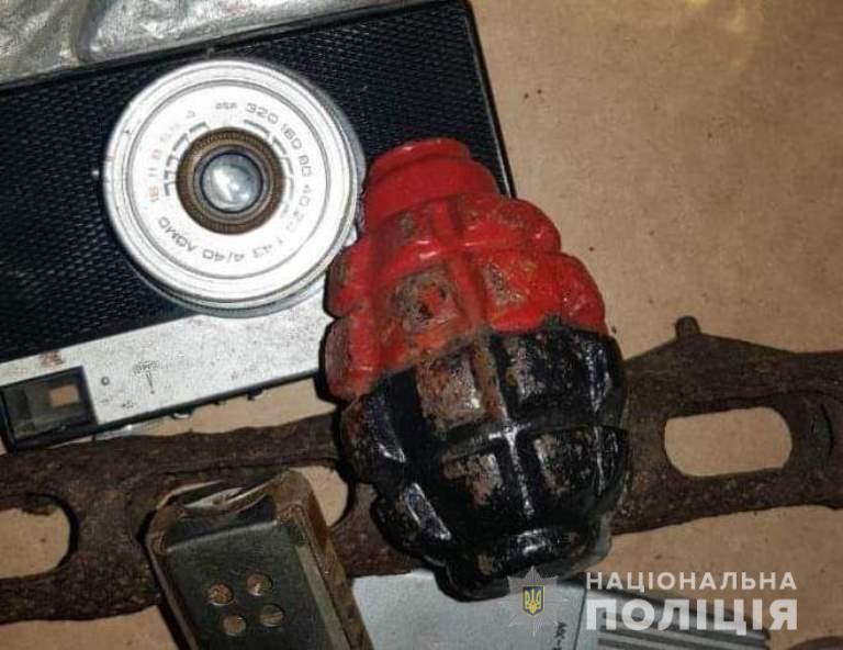 В Запорожской области у мужчины нашли наркотики, гранаты и арсенал боеприпасов (ФОТО)