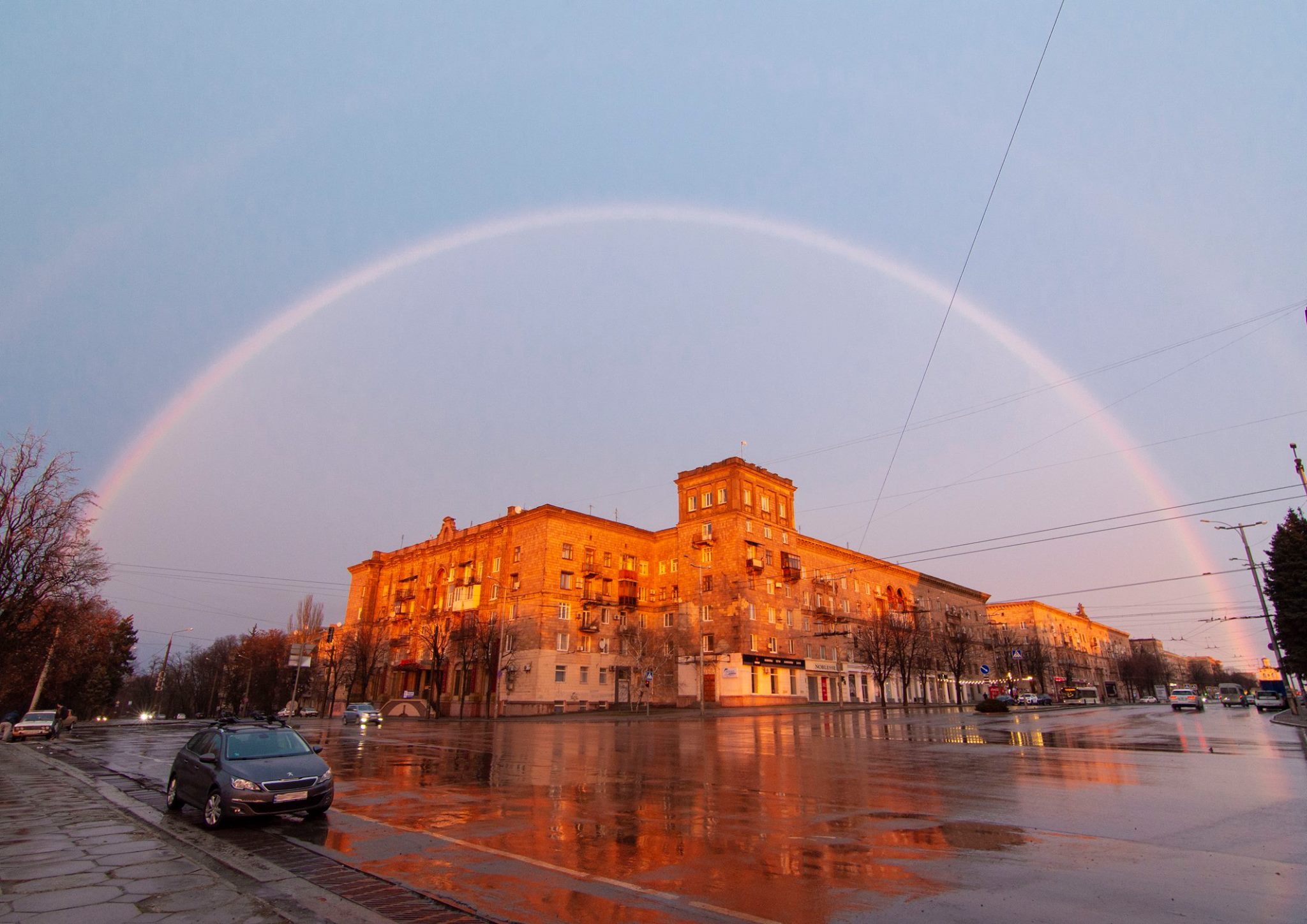В сети появились уникальные снимки первой весенней радуги в центре Запорожья (ФОТО)