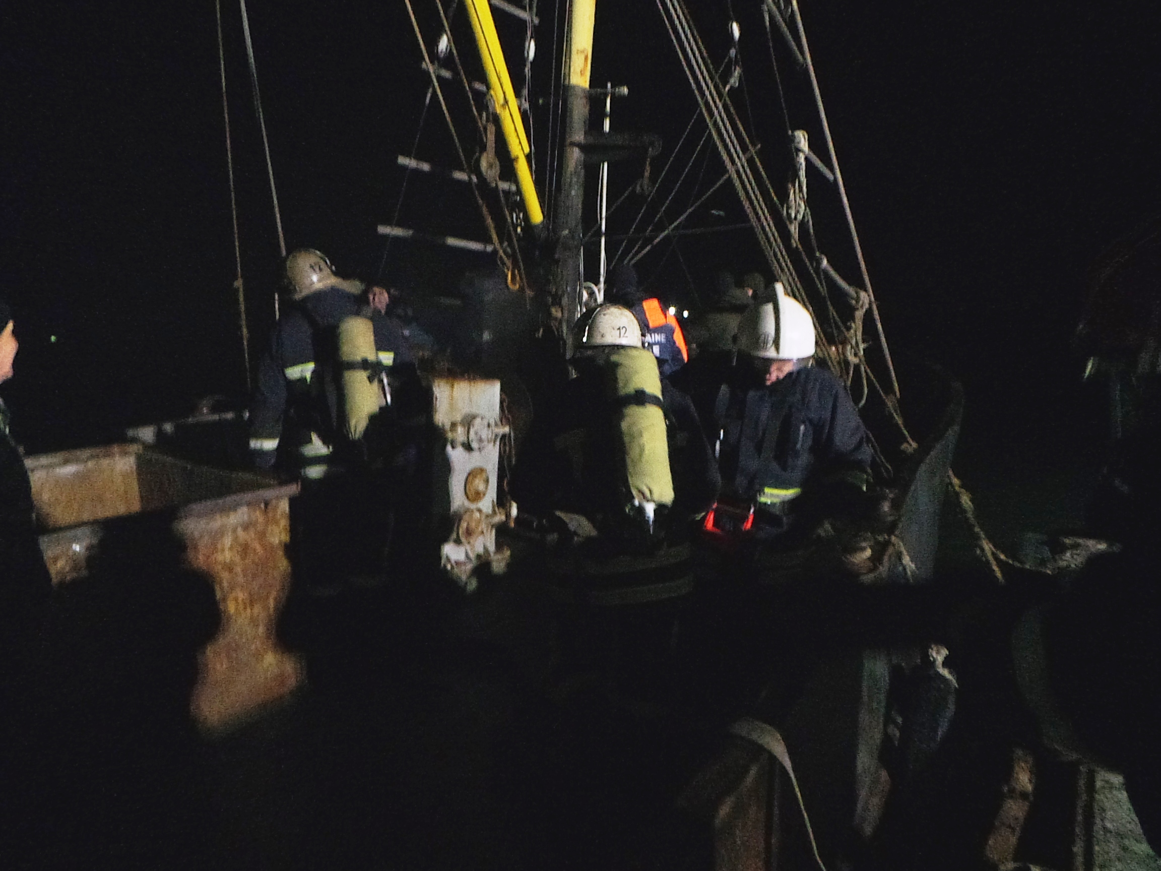 ЧП на запорожском курорте: в открытом море загорелось судно с рыбаками на борту (ФОТО)